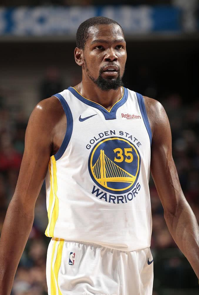 着球员在比 着球员在比